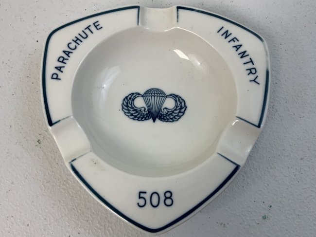 VINTAGE US MILITARY PARACHUTE REGIMENT 508 PORCELAIN ASHTRAY GERMAN MADE: VINTAGE US MILITARY PARACHUTE REGIMENT 508 PORCELAIN ASHTRAY. GERMAN MADE. CIRCA LATE 40'S EARLY 50'S