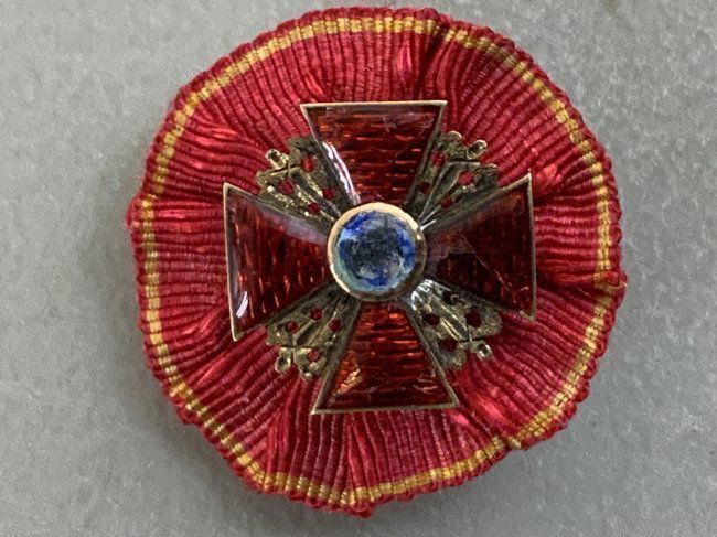 IMPERIAL RUSSIAN GOLD ST. ANNA MINIATURE ORDER: IMPERIAL RUSSIAN GOLD ST. ANNA ORDER IN GOLD WITH ENAMELS. .SILVER SCREW BACK . ON ORIGINAL ROSETTE RIBBON. SOME ENAMEL WEAR .VERY RARE