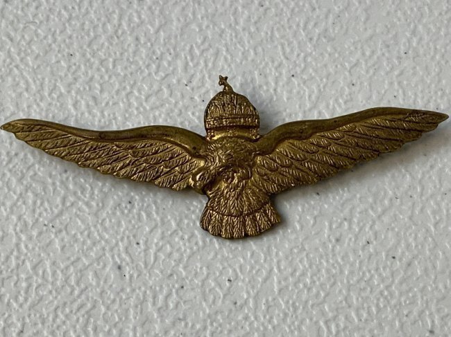 KINGDOM OF HUNGARY HUNGARIAN PILOT WINGS BADGE GOLD OFFICERS 1930s: KINGDOM OF HUNGARY HUNGARIAN PILOT WINGS BADGE GOLD OFFICERS 1930s. RARE EXAMPLE. GILDED BRASS.
