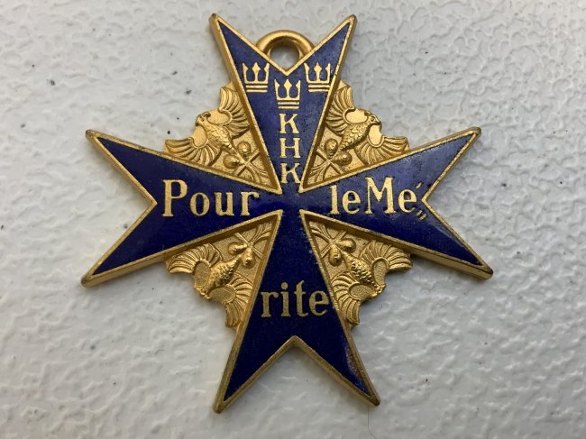 IMPERIAL GERMANY BLUE MAX COMMEMORATIVE MEDAL: IMPERIAL GERMANY BLUE MAX COMMEMORATIVE MEDAL . POST WAR MADE. VERY NICE QUALITY DETAILS AND BEAUTIFUL ENAMEL. FULL SIZE . APPROX. 2"X 2".
