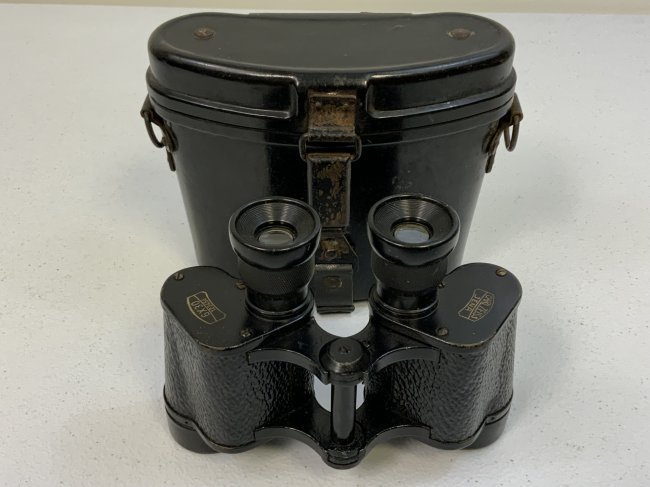 WWII GERMAN CARL ZEISS 6X30 BINOCULARS WITH BAKELITE CASE: WWII GERMAN CARL ZEISS 6X30 BINOCULARS WITH BAKELITE CASE . DECENT OPTICS WITH SOME DUST INSIDE . GOOD OVERALL CONDITION .