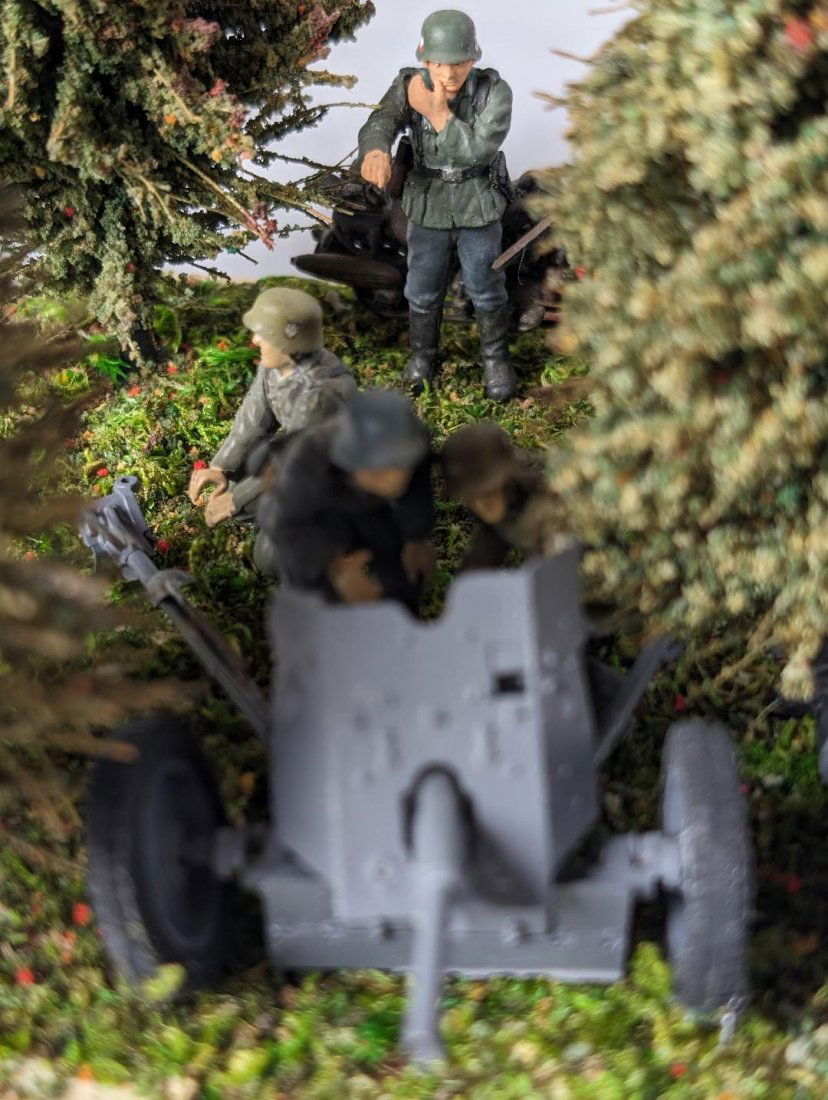 WWII DIORAMA GERMAN ARMY GUN AND SOLDIERS DISPLAY DETAILED: WWII DIORAMA GERMAN ARMY GUN AND SOLDIERS DISPLAY DETAILED.CUSTOM MADE DISPLAY WITH GREAT REAL LIFE DETAILS . 6 X 4 .