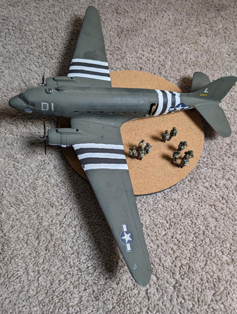 WWII DIORAMA US AIRBORNE TROOPS AND PLAIN DISPLAY DETAILED: WWII DIORAMA US AIRBORNE TROOPS AND PLAIN DISPLAY DETAILED.CUSTOM MADE DISPLAY WITH GREAT REAL LIFE DETAILS . 24 X 16 .