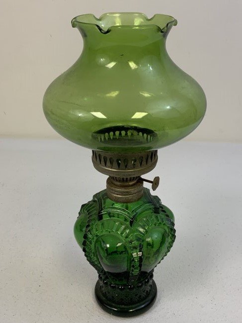 VINTAGE GREEN GLASS OIL LAMP: VINTAGE GREEN GLASS OIL LAMP . NICE DECORATOR AND LOOKS LIKE IN FULLY WORKING CONDITION.