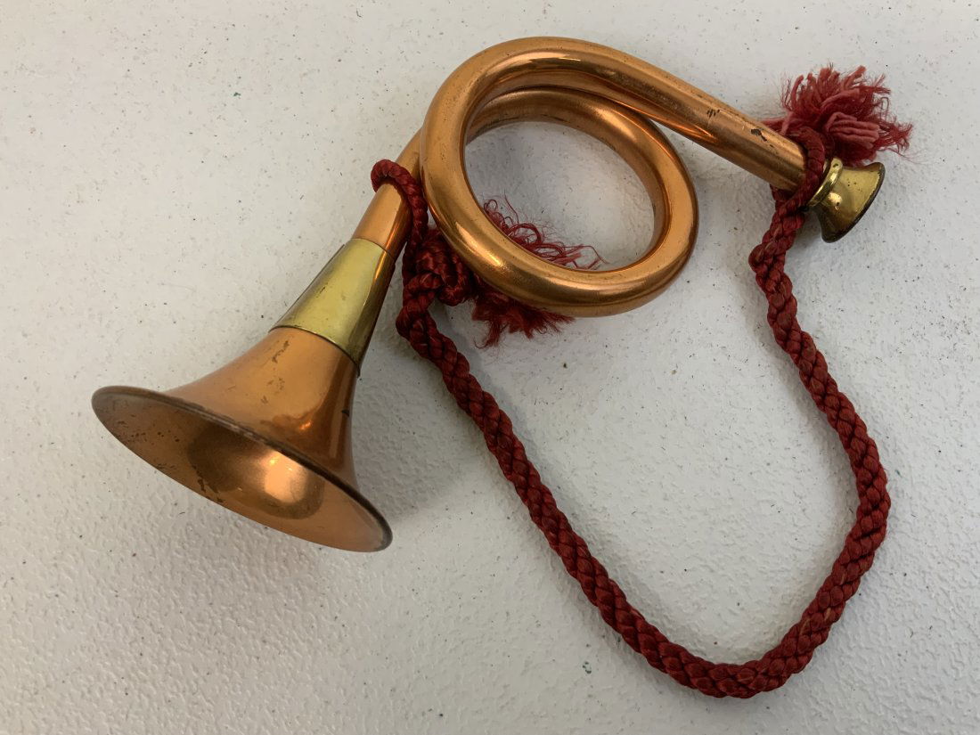 SMALL DECORATING BRASS HUNTING HORN: SMALL DECORATING BRASS HUNTING HORN . VERY GOOD CONDITION . 9" OVERALL .