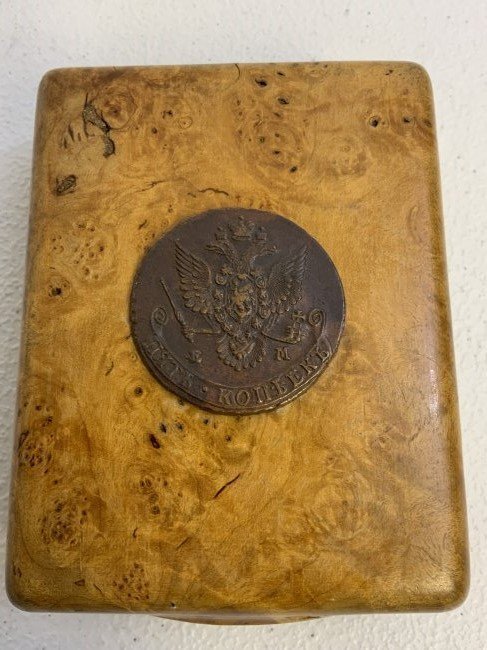 ANTIQUE RUSSIAN KARELIAN BIRCH CIGARETTE CASE DECORATED WITH COINS OF CATHERINE THE GREAT: ANTIQUE RUSSIAN KARELIAN BIRCH CIGARETTE CASE DECORATED WITH COINS OF CATHERINE THE GREAT. GREAT CONDITION DOUBLE SIZED CASE . LARGE BRONZE COINS FROM 1780 ATTACHED TO BOTH SIDES. RARE. 4 3/4 X 3 1/2