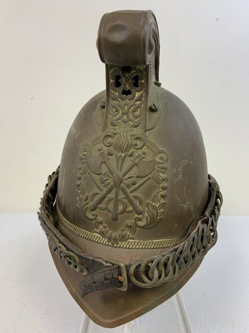 ANTIQUE VICTORIAN BRITISH EMPIRE MARRYWEATHER PATTERN BRASS FIRE BRIGADE HELMET: ANTIQUE VICTORIAN BRITISH EMPIRE MARRYWEATHER PATTERN BRASS FIRE BRIGADE HELMET. ALL ORIGINAL AND UNTOUCHED CONDITION. COMPLETE WITH ITS LINER AND CHINSTRAP. LONDON MAKER MARK INSIDE. VERY NICE EXAMPL