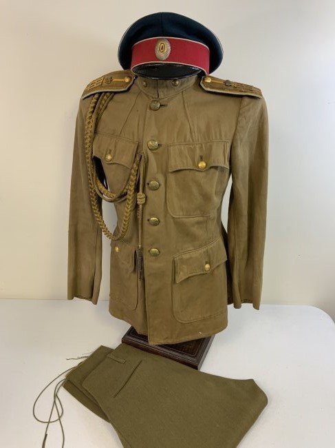 WWI IMPERIAL RUSSIAN OFFICERS UNIFORM TUNIC BRITCHES AND HAT: WWI IMPERIAL RUSSIAN OFFICERS UNIFORM TUNIC BRITCHES AND HAT . RARE SET AND IN GREAT CONDITION. EARLY WAR EXAMPLE. COMPLETE WITH SHOULDER BOARDS AND AIGUILLETTES. BRITCHES ARE REAL NICE AND CLEAN. VIS