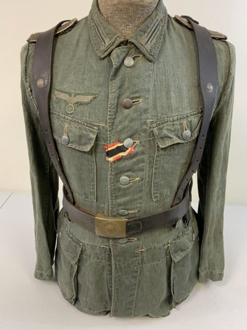 WWII GERMAN ARMY ENLISTED SUMMER LIGHT WEIGHT REED GREEN UNIFORM TUNIC WITH BELT AND Y STRAPS: WWII GERMAN ARMY ENLISTED SUMMER LIGHT WEIGHT REED GREEN UNIFORM TUNIC COMPLETE WITH LEATHER BELT WITH FIELD GREEN PAINTED BUCKLE AND Y STRAPS. NICE SET. WELL WORN AND USED. SHOWS HEAVY USE . NICE BEL