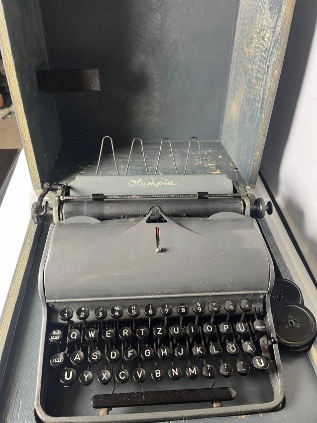 WWII GERMAN OLYMPIA ROBUST TYPEWRITER SS USED: WWII GERMAN OLYMPIA ROBUST TYPEWRITER SS USED . Great condition and comes with its original wooden case. SS Key . Numbered. This typewriter was purchased from widow of First Sergeant in HQ Company, 1s