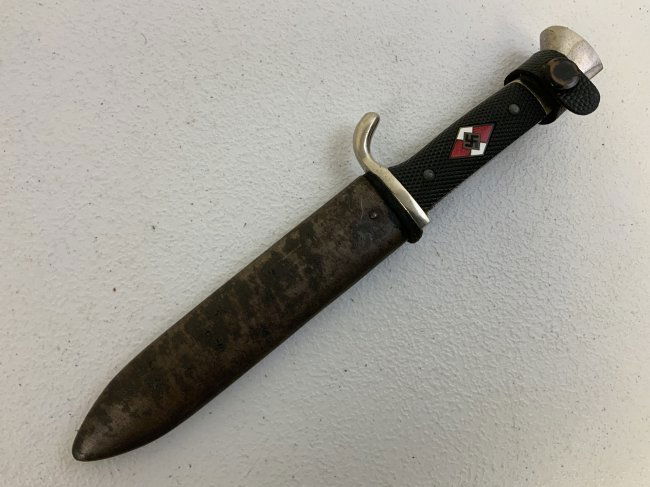 NAZI GERMANY HITLER YOUTH HJ KNIFE DAGGER RZM M7/51/41: NAZI GERMANY HITLER YOUTH HJ KNIFE DAGGER RZM M7/51/41 . VERY GOOD OVERALL CONDITION WITH NICE AND CLEAN BLADE. ORIGINAL SCABBARD WITH LEATHER BELT LOOP WITH SNAP. GOOD ENAMEL DIAMOND. VERY NICE EXAMP