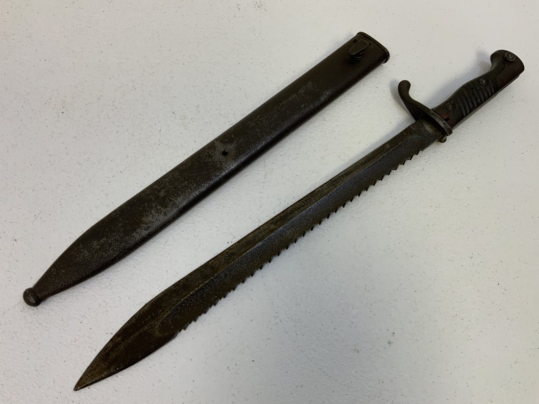 ANTIQUE IMPERIAL GERMAN SAWBACK BUTCHER BLADE BAYONET: ANTIQUE IMPERIAL GERMAN SAWBACK BUTCHER BLADE BAYONET . WEYERSBERG MARKED. DARK BLADE SOWS MUCH WEAR AND CAVERNS FROM AGE. COMPLETE WITH SCABBARD IN THE SAME CONDITION. SAWBACK STILL NICE AND SARP .