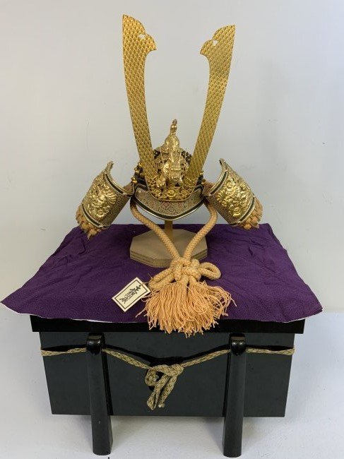 JAPAN VINTAGE JAPANESE SAMURAI DISPLAY DOLL KABUTO HELMET WITH TRUNK: JAPAN VINTAGE JAPANESE SAMURAI DISPLAY DOLL SIZE MINIATURE KABUTO HELMET WITH TRUNK . BEAUTIFUL WORKMANSHIP . HIGHLY DECORATED . 24 KARAT GOLD PLATED DECORATIVE FITTINGS. ABOUT HALF THE SIZE OF ORIGIN