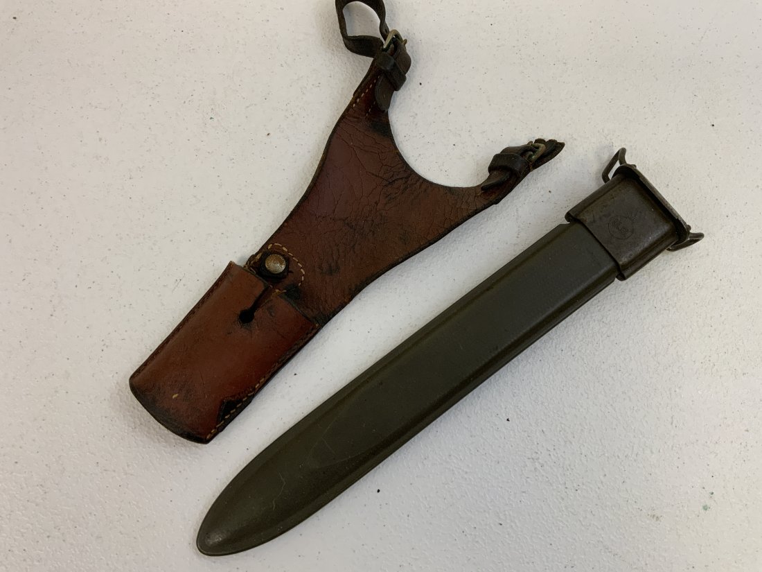 VINTAGE US MILITARY BAYONET SCABBARD AND CARRY FROG: VINTAGE US MILITARY BAYONET SCABBARD AND CARRY FROG
