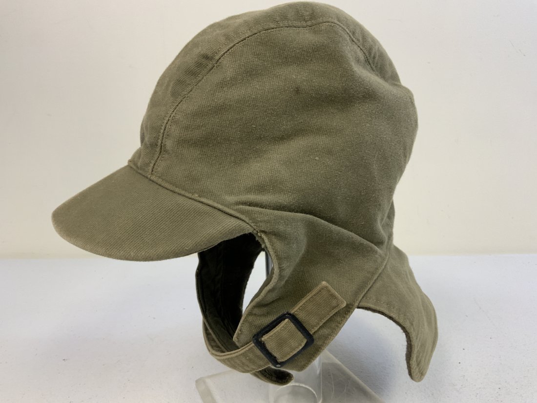 WWII US NAVY CANVAS DECK HAT: WWII US NAVY CANVAS DECK HAT. GREAT CONDITION . 7 1/4 SIZE WITH ORIGINAL NAVY DEPARTMENT CONTRACT LABEL INSIDE .