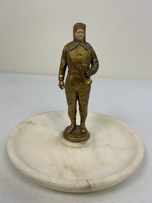 VINTAGE WWII US AIR FORCE MARBLE BASE ASHTRAY WITH PILOT BRONZE FIGURE: VINTAGE WWII US AIR FORCE MARBLE BASE ASHTRAY WITH PILOT BRONZE FIGURE .NICE AND HEAVY PIECE. ABOUT 7" HIGH AND 7" DIAMETER MARBLE BASE.
