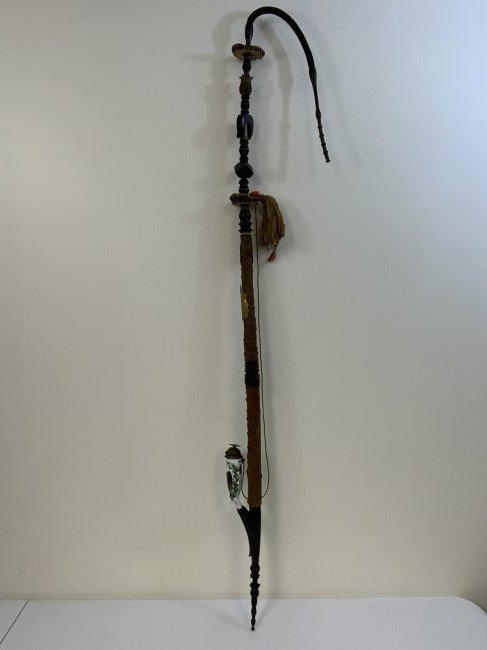 IMPERIAL GERMANY HUGE CAVALRY REGIMENTAL SMOKING PIPE WITH PORCELAIN HEAD: IMPERIAL GERMANY HUGE REGIMENTAL SMOKING PIPE WITH PORCELAIN HEAD. BEAUTIFUL PIECE . 16th UHLAN REGIMENT CAVALRY UNIT. VERY LONG. 73" LONG . BEAUTIFUL PORELAIN REGIMENTALLY PAINTED BOWL WITH UHLAN CAP