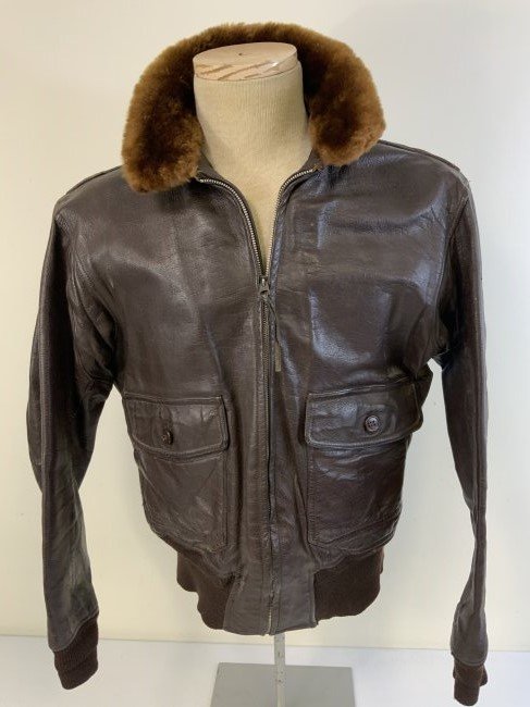 WWII USN PILOT BROWN LEATHER FLIGHT JACKET: WWII USN PILOT BROWN LEATHER FLIGHT JACKET . VERY NICE CONDITION . MARKED USN UNDER COLLAR. TAG INSIDE HAS BEEN REMOVED. FINE WORKING ZIPPER . NO HOLES AT ALL . FINE , FINE CONDITION .SIZE 40 . GREAT 