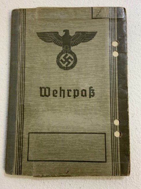 GERMANY THIRD REICH LUFTWAFFE PERSON WEHRPASS AND EXTRA DOCUMENT: GERMANY THIRD REICH LUFTWAFFE PERSON WEHRPASS AND EXTRA DOCUMENT . GREAT CONDITION AND ALL ORIGINAL . MANY ENTRIES AND STAMPS . FROM 1938 TO 1944 .