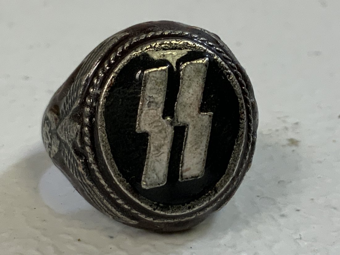 800 SILVER AND ENAMELS GERMAN SS RUNES RING: 800 SILVER AND ENAMELS GERMAN SS RUNES RING . STAMPED 800 . SIZE 10