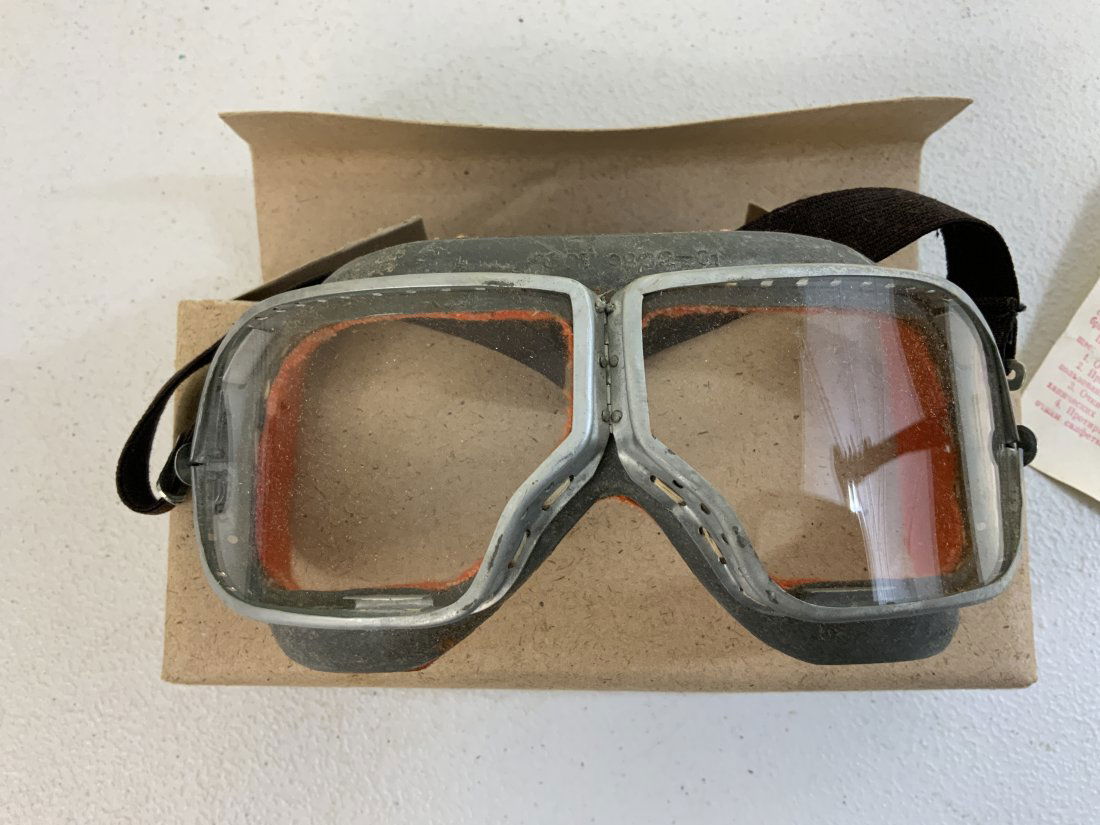 VINTAGE USSR SOVIET RUSSIAN MILITARY GOGGLES 1961: VINTAGE USSR SOVIET RUSSIAN MILITARY GOGGLES 1961 DATE. MINT CONDITION . NEVER ISSUED. COMES WITH ORIGINAL BOX , CLEANING CLOTH AND PAPER.