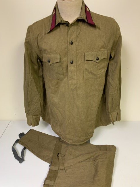 WWII USSR SOVIET RUSSIAN M35 ENLISTED UNIFORM SHIRT AND BRITCHES: WWII USSR SOVIET RUSSIAN M35 ENLISTED UNIFORM SHIRT AND BRITCHES . GREAT MINT LIKE CONDITION. NEVER ISSUED. INK STAMPS INSIDE . BRITCHES DATED 1940 AND THE SHIRT 1939 . SIZE ABOUT LARGE . RARE FIND.
