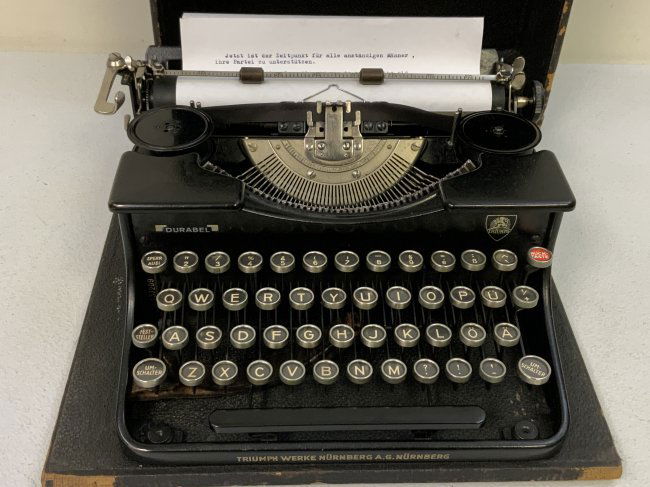 GERMANY THIRD REICH TRIUMPH PORTABLE TYPEWRITER WITH CASE: GERMANY THIRD REICH TRIUMPH PORTABLE TYPEWRITER WITH CASE . TRIUMPH WERKE NURNBERG . SERIAL NO: 137209 (1932). EXCELLENT WORKING CONDITION. RARE TO FIND.