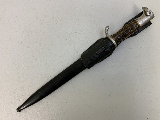 THIRD REICH GERMANY DRESS ARMY BAYONET WITH STAG GRIPS: THIRD REICH GERMANY DRESS ARMY BAYONET WITH STAG GRIPS . G00d CONDITION BAYONET WITH NICE BRIGHT BLADE. NO MAKER. COMES WITH ORIGINAL SCABBARD WITH BLACK LEATHER FROG .