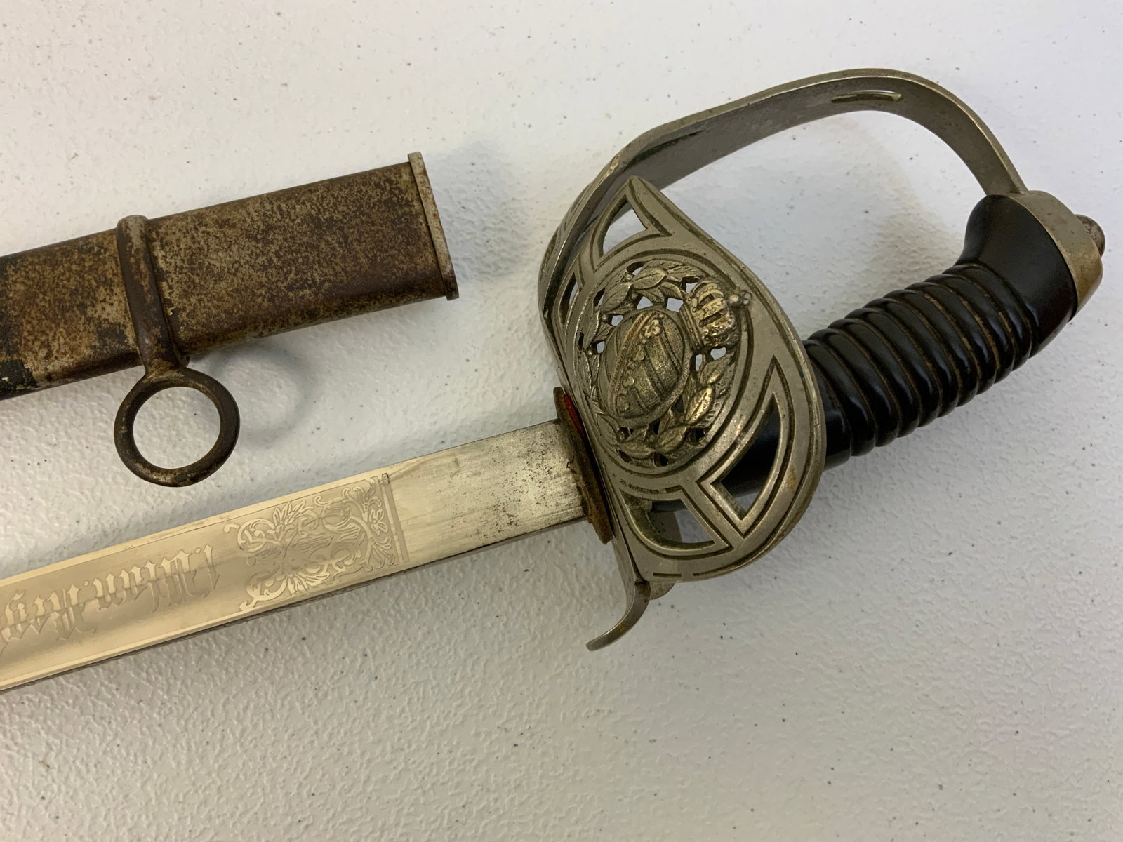 IMPERIAL GERMAN SAXON ULAN REGIMENT 17 ETCHED BLADE M.1889 CAVALRY OFFICER’S SWORD: IMPERIAL GERMAN M.1889 CAVALRY OFFICER’S SWORD. ETCHED BLADE WITH ULAN REGIMENT NR. 17 . SAXON CREST ON THE FOLDING GUARD. RARE CURVED BLADE EXAMPLE. GOOD CONDITION OVEARALL WITH SOME AGE TO SCABBAR