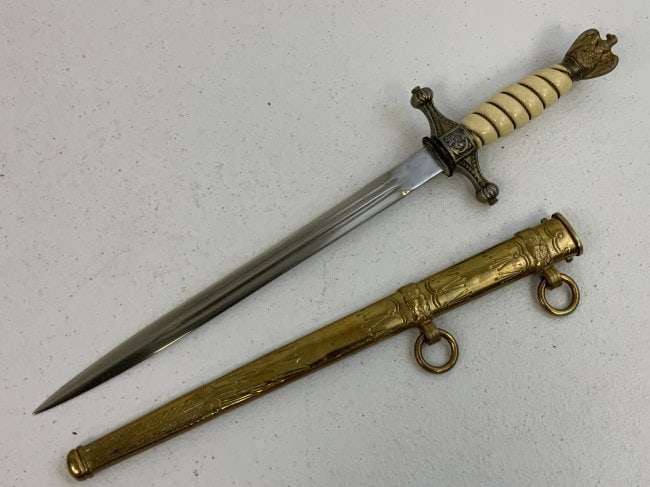 WWII GERMAN NAVY KRIEGSMARINE OFFICERS DAGGER: WWII GERMAN NAVY KRIEGSMARINE OFFICERS DAGGER. GOOD CONDITION OVERALL. PLANE BLADE WITH NO MAKERS MARK.