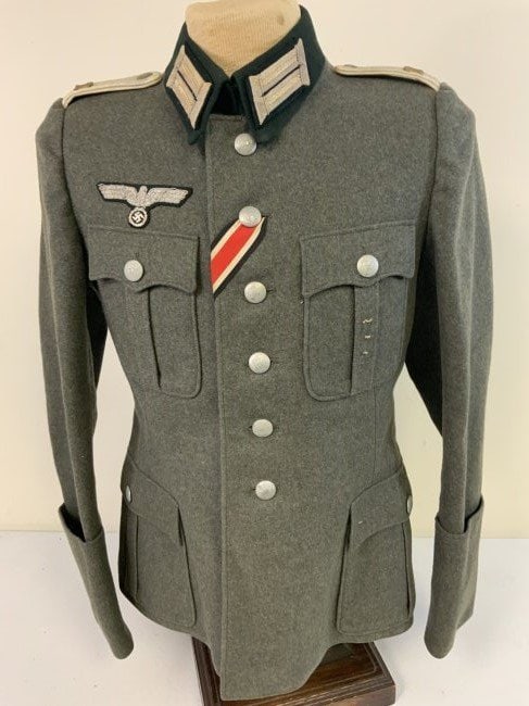 WWII GERMAN ARMY INFANTRY DIVISION MG COMPANY OFFICER UNIFORM TUNIC: WWII GERMAN ARMY INFANTRY DIVISION MG COMPANY OFFICER UNIFORM TUNIC. BEAUTIFUL EXAMPLE. NICE AND CLEAN HIGH QUALITY WOOL. FULLY LINED WITH DAGGER STRAP AND CLIP. RARE MG COMPANY INSIGNIAS ON BOARDS. V