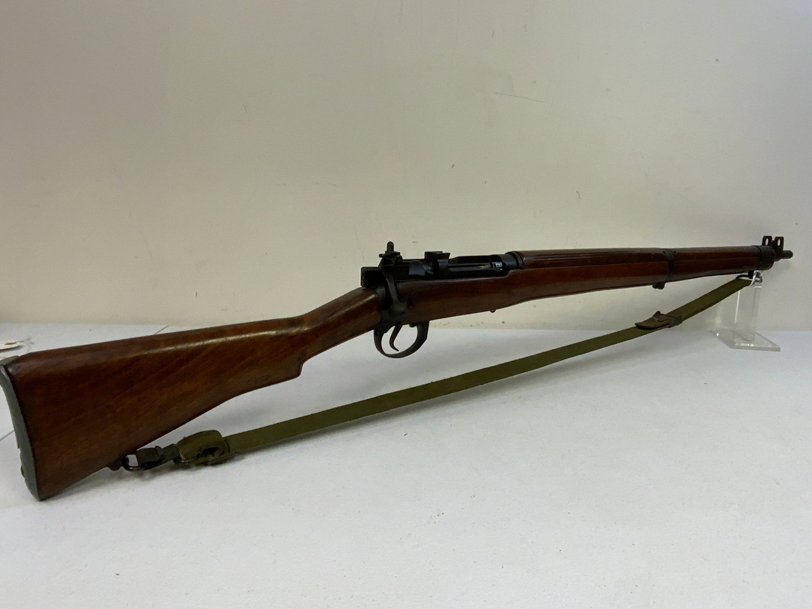WWII BRITISH ENFIELD NO 4 MK I RIFLE .303 WITH SLING: WWII BRITISH ENFIELD NO 4 MK I RIFLE .303 CAL. WITH SLING . GREAT OVERALL ORIGINAL CONDITION . DATED 1943 . VERY NICE BORE . SERIAL # 17532 . FFL REQUIRED. NO INTERNATIONAL BIDDERS PLEASE.