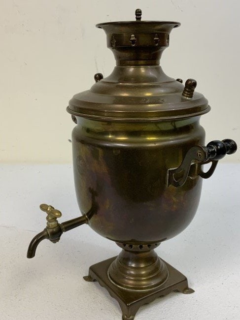 ANTIQUE RUSSIAN SMALL SIZE BRASS SAMOVAR TEA KETTLE: ANTIQUE RUSSIAN SMALL SIZE BRASS SAMOVAR TEA KETTLE . GREAT CONDITION . MAKER MARKS. GREAT DECORATOR