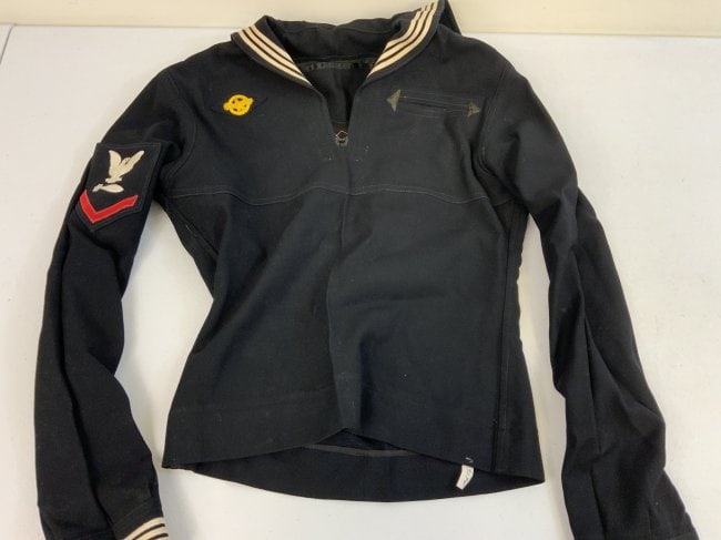 WWII US NAVY TORPEDOMAN JUMPER CUSTOM UNIFORM NAMED COLOR EMBROIDERY: WWII US NAVY TORPEDOMAN JUMPER CUSTOM UNIFORM NAMED COLOR EMBROIDERY . VERY GOOD CONDITION . VERY SMALL SIZE .