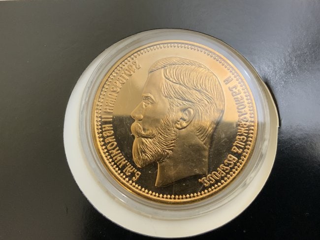IMPERIAL RUSSIA GOLD COIN REPLICA 37.5 ROUBLES OR 100 FRANCS: IMPERIAL RUSSIA GOLD COIN REPLICA 37.5 ROUBLES OR 100 FRANCS . HIGHEST QUALITY REPLICA OF THIS EXTREMELY RARE AND VALUABLE COIN. MINT CONDITION IN ORIGINAL PACKAGING .