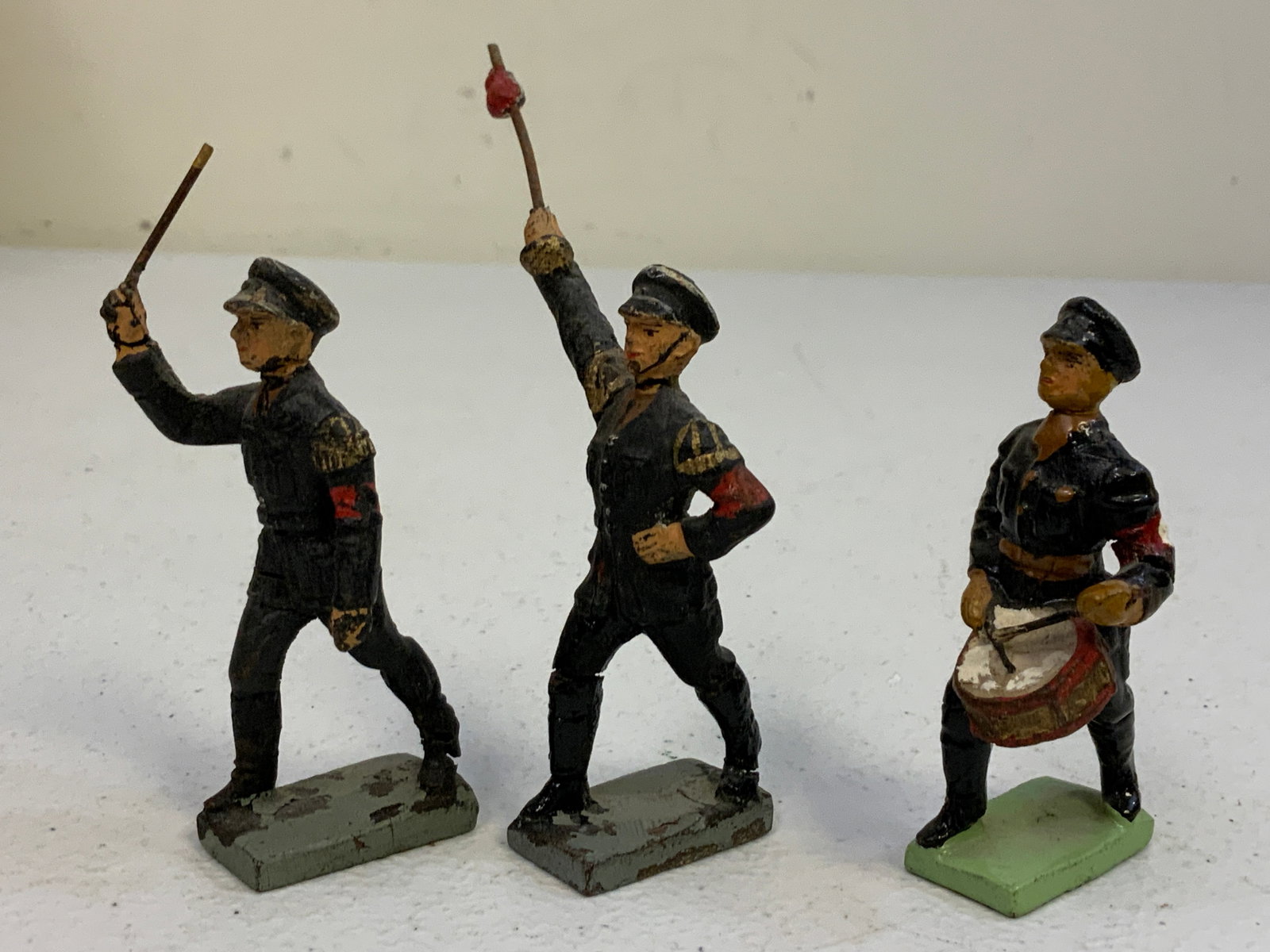 GERMAN NAZI PERIOD LINEOL / ELASTOLIN TOY SOLDIERS SS BLACK UNIFORMS: GERMAN NAZI PERIOD LINEOL / ELASTOLIN TOY SOLDIERS SS BLACK UNIFORMS