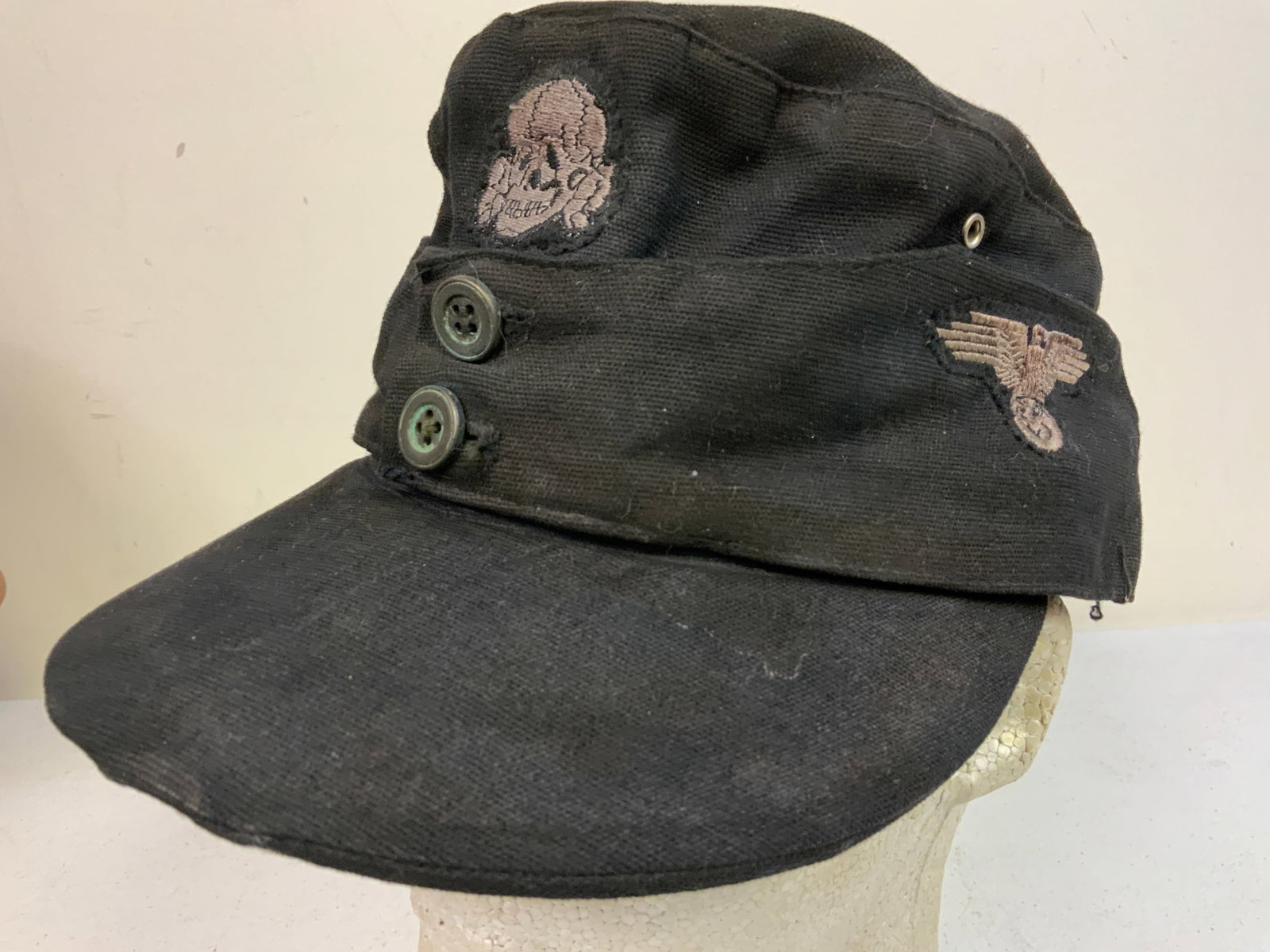 WWII GERMAN M43 SS BLACK PANZER LATE WAR FIELD CAP HAT: WWII GERMAN M43 SS BLACK PANZER LATE WAR FIELD CAP HAT . WELL WORN CONDITION. VERY LATE WAR STYLE . SIZE 56 .