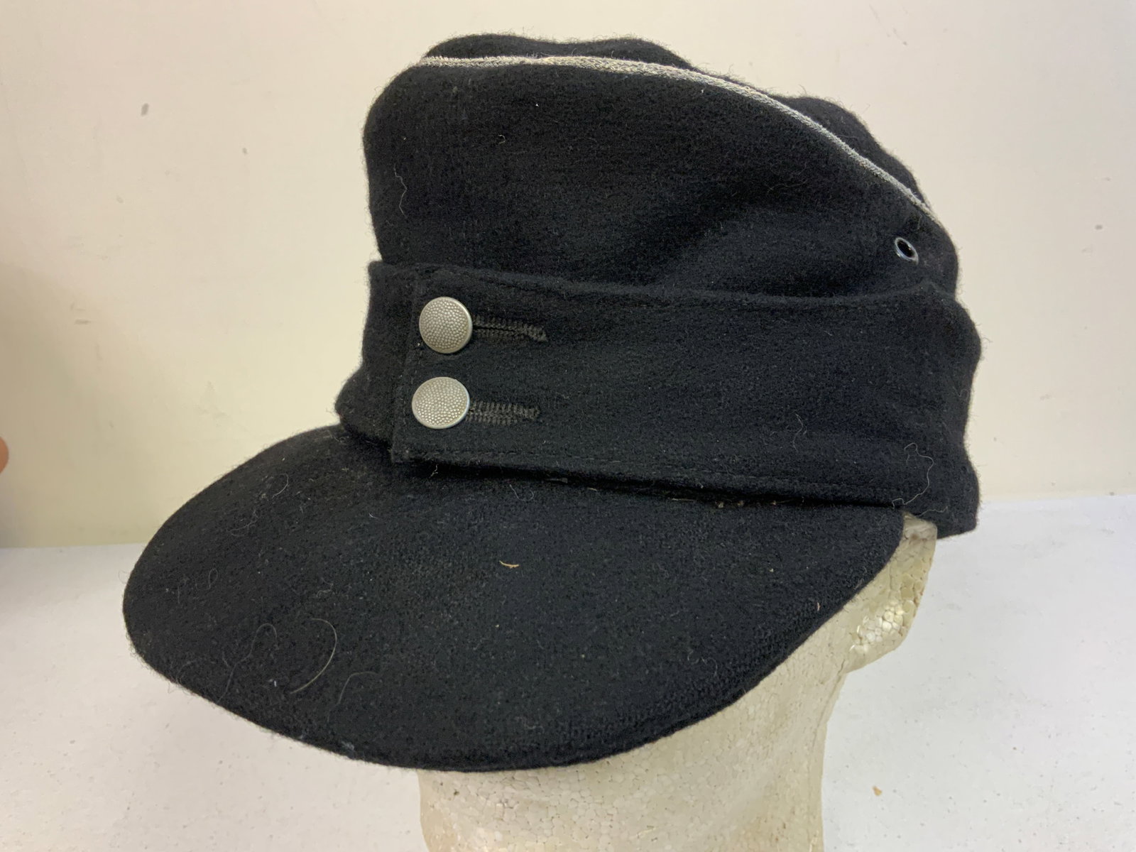 WWII GERMAN M43 OFFICERS BLACK PANZER LATE WAR FIELD CAP HAT: WWII GERMAN M43 OFFICERS BLACK PANZER LATE WAR FIELD CAP HAT . WELL WORN CONDITION WITH INSIGNIA REMOVED. 1944 DATED AND NAMED INSIDE . SIZE 58 .