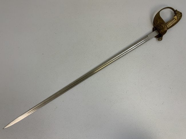 ANTIQUE IMPERIAL GERMAN NAVY OFFICERS DRESS SWORD: ANTIQUE IMPERIAL GERMAN NAVY OFFICERS DRESS SWORD . NICE BRASS LION HEAD FITTINGS. EARLY SWORD . LATE 19th EARLY 20th CENTURY . PLAIN BLADE . NO MAKER MARKED. 36" LONG WITH 30" BLADE. GREAT OVERALL CO