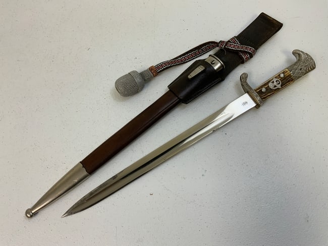 NAZI GERMANY POLICE DRESS BAYONET E&F HORSTER MATCHING UNIT MARKED: NAZI GERMANY POLICE DRESS BAYONET E&F HORSTER . MINT CONDITION WITH ORIGINAL KNOT AND FROG. MATCHING UNIT ENGRAVED ON THE BAYONET AND SCABBARD. BROWN LEATHER SCABBARD AND FROG.