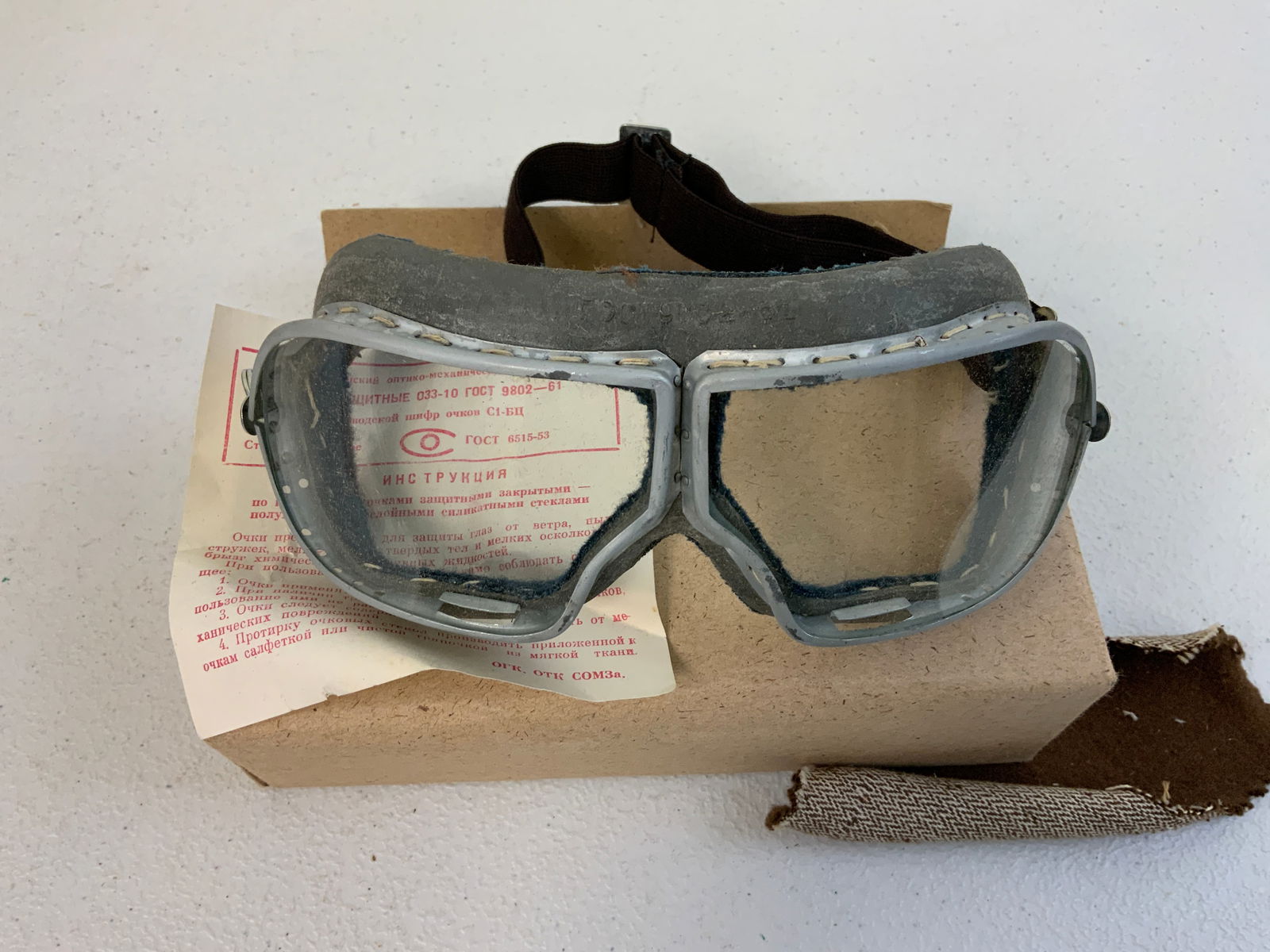 USSR SOVIET RUSSIAN MILITARY GOGGLES 1961: VINTAGE USSR SOVIET RUSSIAN MILITARY GOGGLES 1961 DATE. MINT CONDITION . NEVER ISSUED. COMES WITH ORIGINAL BOX , CLEANING CLOTH AND PAPER.