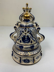 RUSSIA HAND MADE GZHEL RUSSIAN PORCELAIN DISH WITH A LID MOSCOW 850 YEARS ARTIST SIGNED