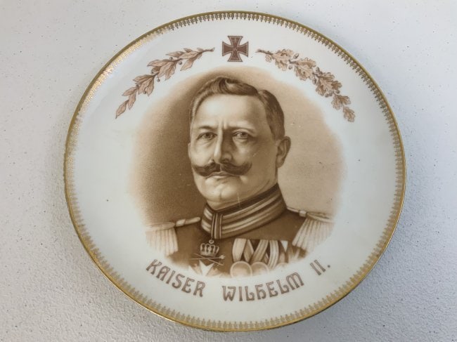 ANTIQUE WWI ERA IMPERIAL GERMAN KAISER WILHELM II PORCELAIN PLATE: ANTIQUE WWI ERA IMPERIAL GERMAN KAISER WILHELM II PORCELAIN PLATE . GREAT CONDITION. WALL HANGING LOOP ON THE BACK. 10 1/4" DIAM.