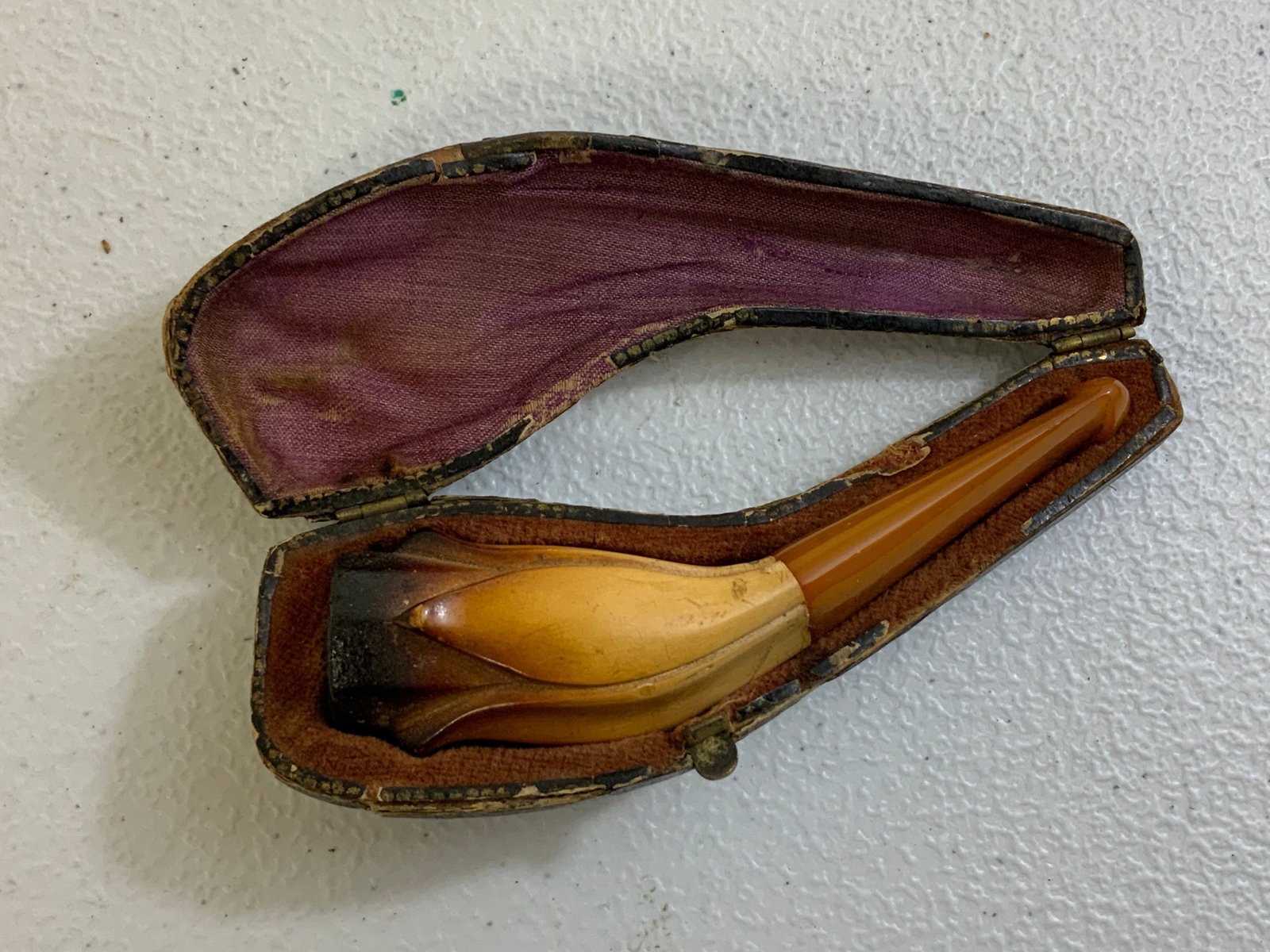 ANTIQUE MEERSCHAUM AND AMBER CIGARETTE CIGAR HOLDER: ANTIQUE MEERSCHAUM AND AMBER CIGARETTE CIGAR HOLDER IN FITTED CASE