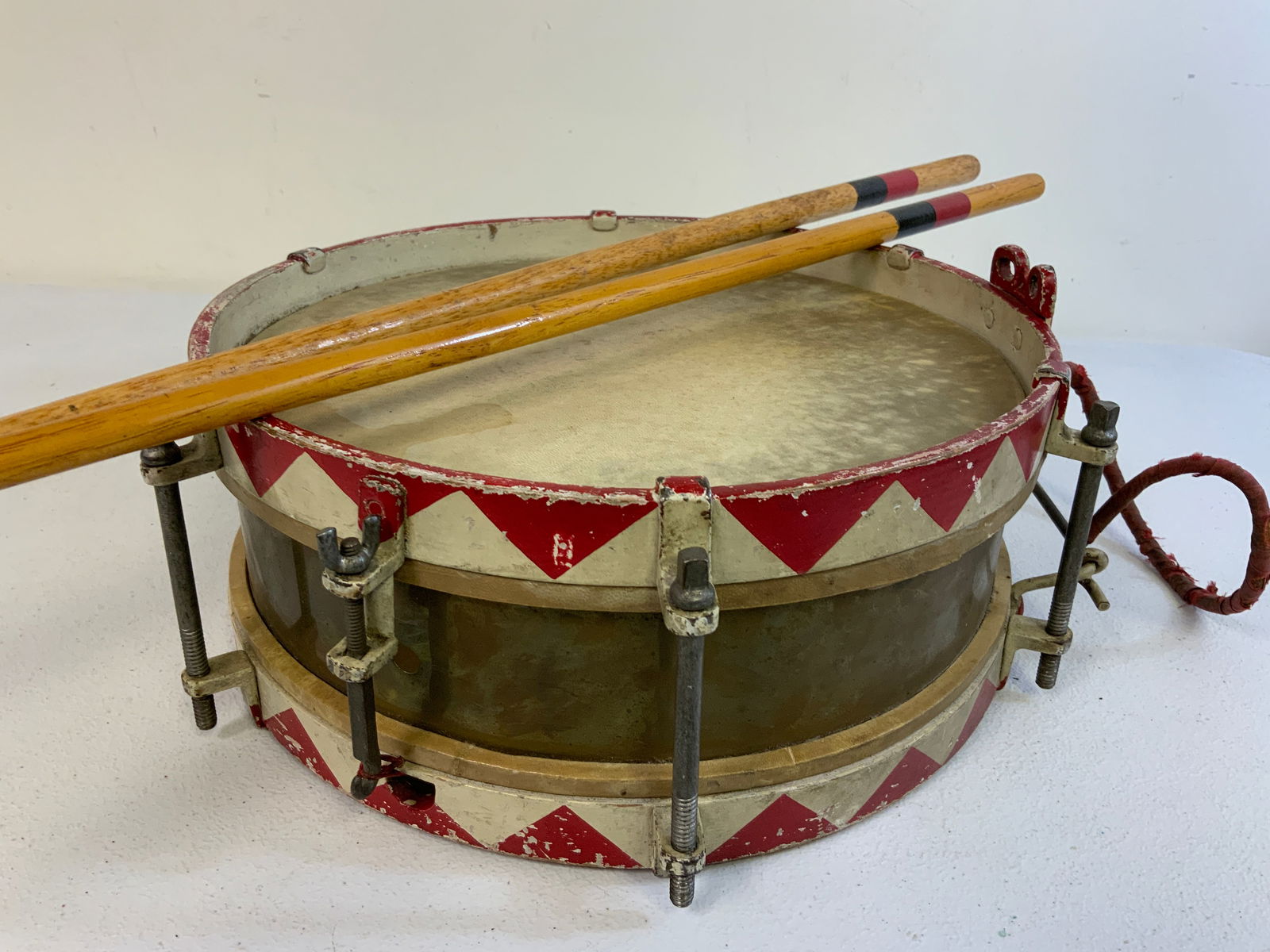 GERMANY THIRD REICH NAZI HITLER YOUTH ORGANIZATION MARCHING DRUM WITH STICKS: GERMANY THIRD REICH NAZI HITLER YOUTH ORGANIZATION MARCHING DRUM WITH STICKS. VERY GOOD CONDITION WITH ORIGINAL HEADS AND PAINT .