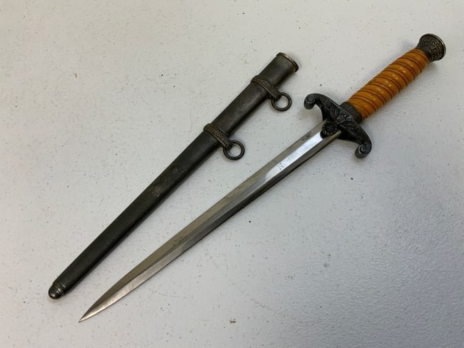 WWII GERMAN ARMY OFFICER DRESS DAGGER EICKHORN: WWII GERMAN ARMY OFFICER DRESS DAGGER EICKHORN . GOOD OVERALL CONDITION WITH SOME CHIPS TO THE GRIP AND DINGS TO SCABBARD BACK .