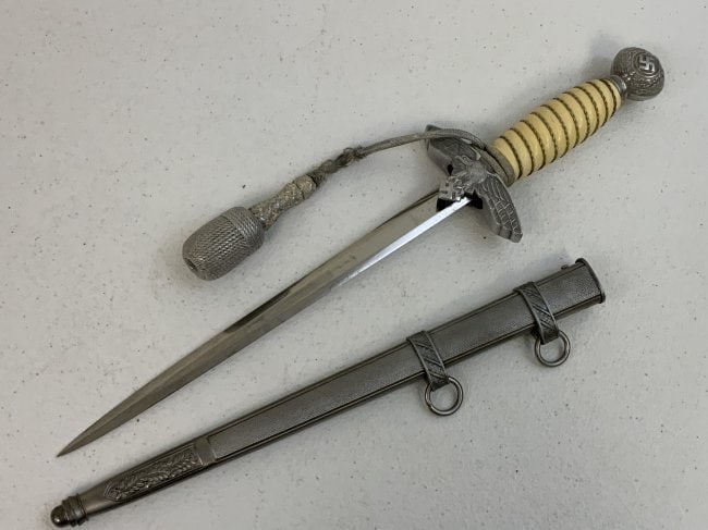 WWII GERMAN LUFTWAFFE OFFICERS DAGGER GUSTAV SPITZER SOLINGEN: WWII GERMAN LUFTWAFFE OFFICERS DAGGER GUSTAV SPITZER SOLINGEN . GOOD CONDITION WARTIME MADE DAGGER. BRIGHT BLADE WITH ORIGINAL DAGGER KNOT. SCABBARD ARE MISSING ONE SCREW.