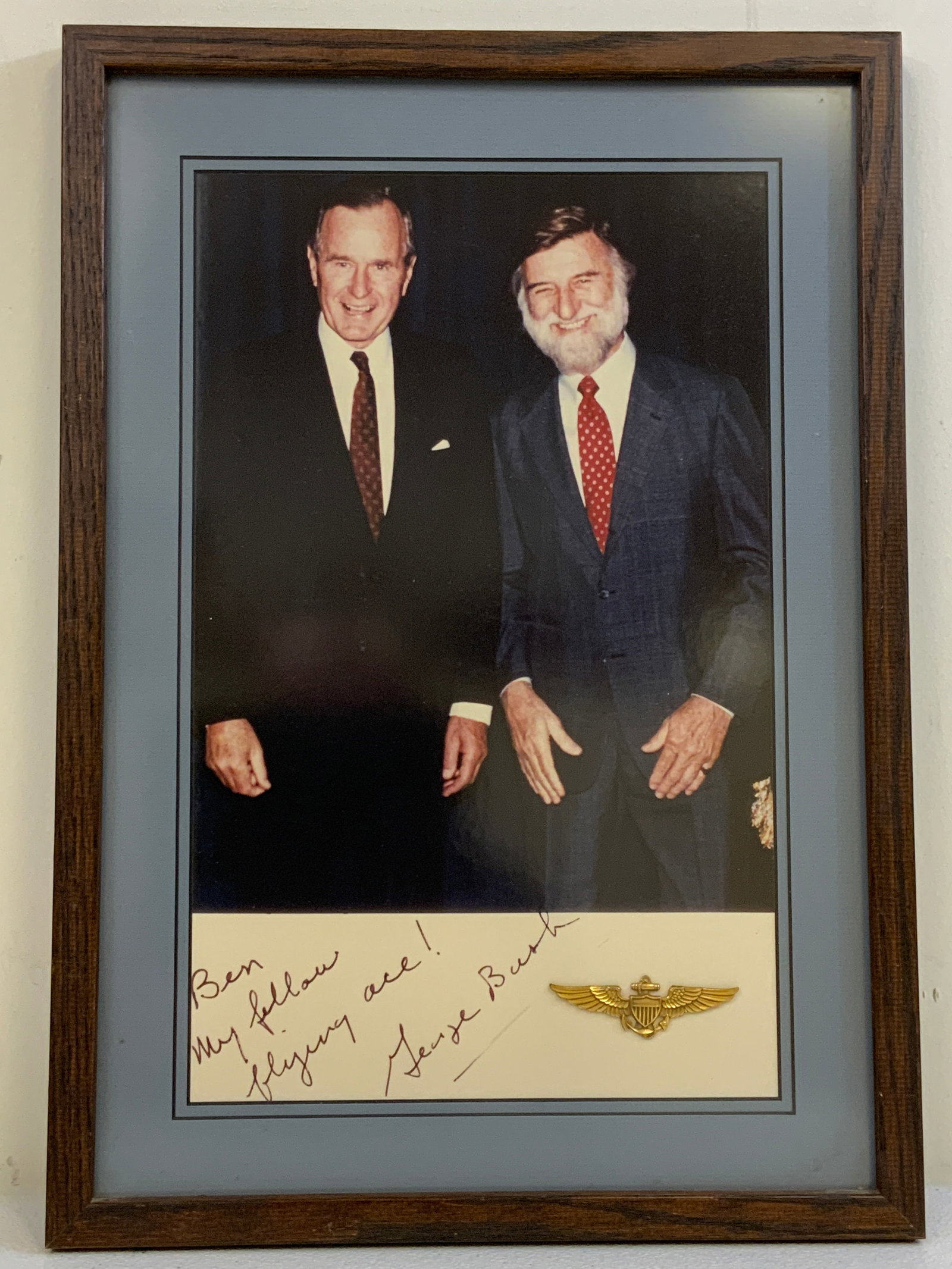 PRESIDENT GEORGE H.W.BUSH PRESENTATION PLAQUE SIGNED TO A FELLOW FLIGHT ACE: PRESIDENT GEORGE H.W.BUSH PRESENTATION PLAQUE SIGNED TO A FELLOW FLIGHT ACE . NICELY FRAMED DEDICATED PICTURE WITH HAND WRITTEN BY H.W.BUSH NOTE AND US NAVY FLYING WINGS. 12 X 18 SIZE. GREAT DISPLAY P