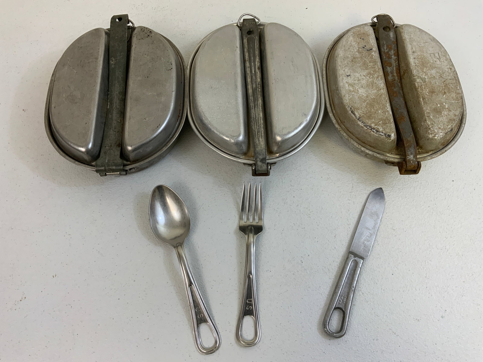 WWII M-1943 US ARMY MESS KITS WITH UTENSILS: WWII M-1943 US ARMY MESS KITS WITH UTENSILS