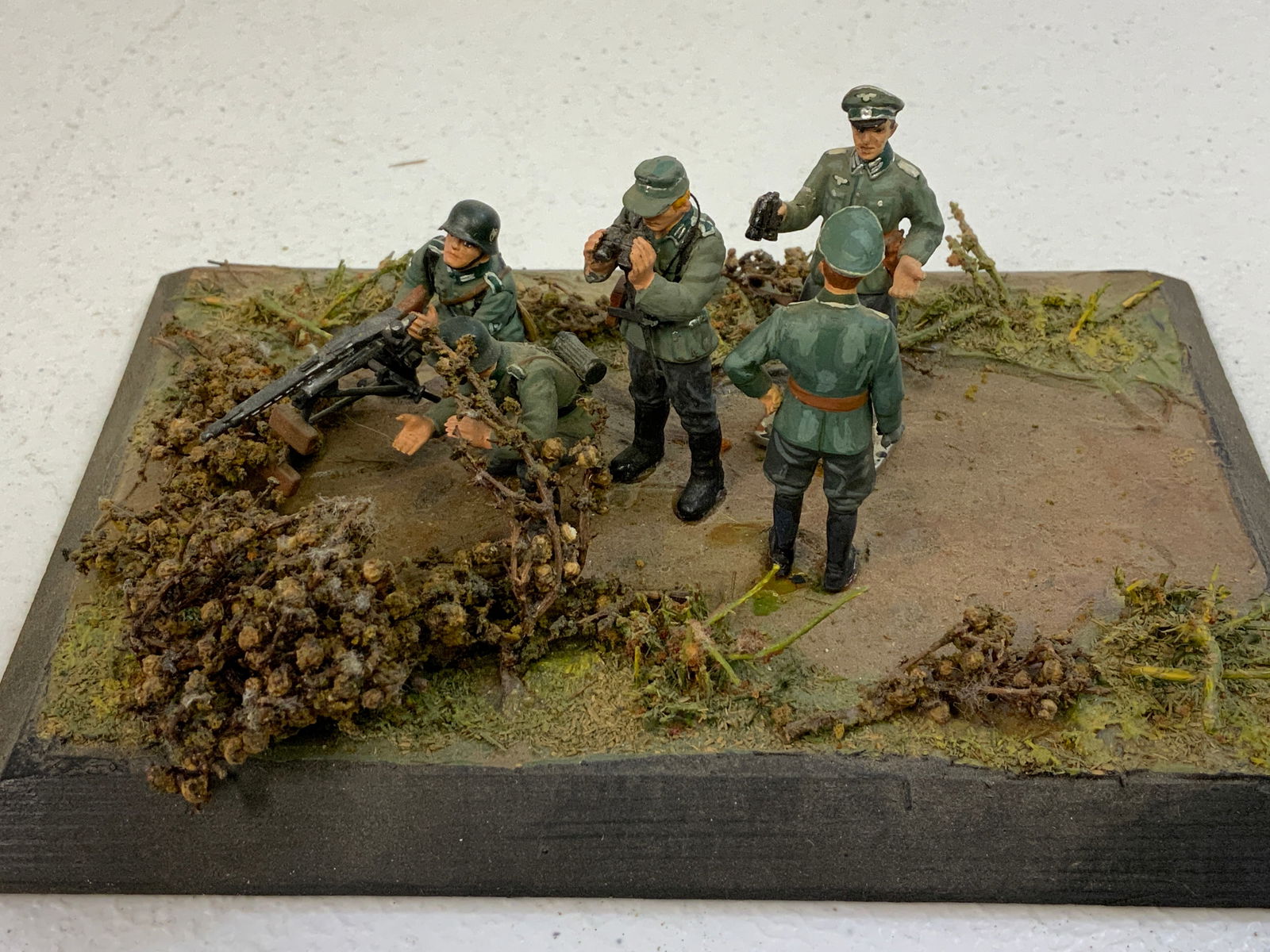 VINTAGE WWII GERMAN SOLDIERS IN FIELD FIGURES ON DISPLAY BASE STAND: VINTAGE WWII GERMAN SOLDIERS IN FIELD FIGURES ON DISPLAY BASE STAND . 7 X 5 STAND . 2" TALL FIGURES.